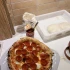 Hævekasse na pizzu pro pec na pizzu, která má místo pro až 6 pizzových kuliček.